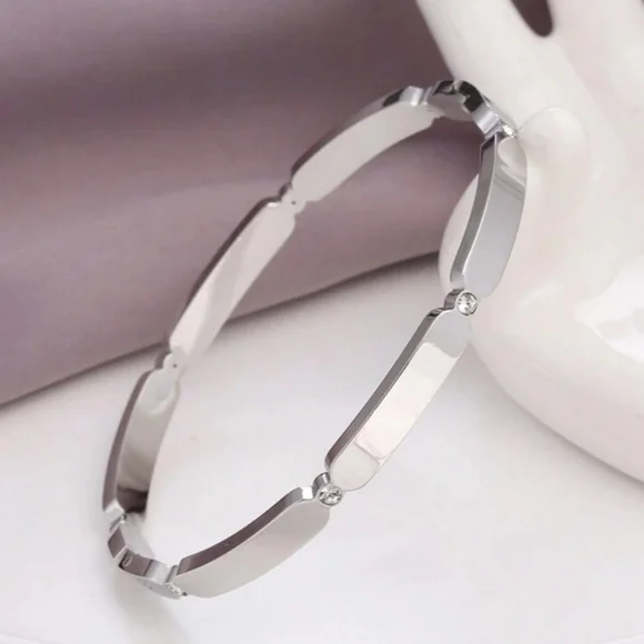 Elegant Silver Bracelet - Picture 1 of 4